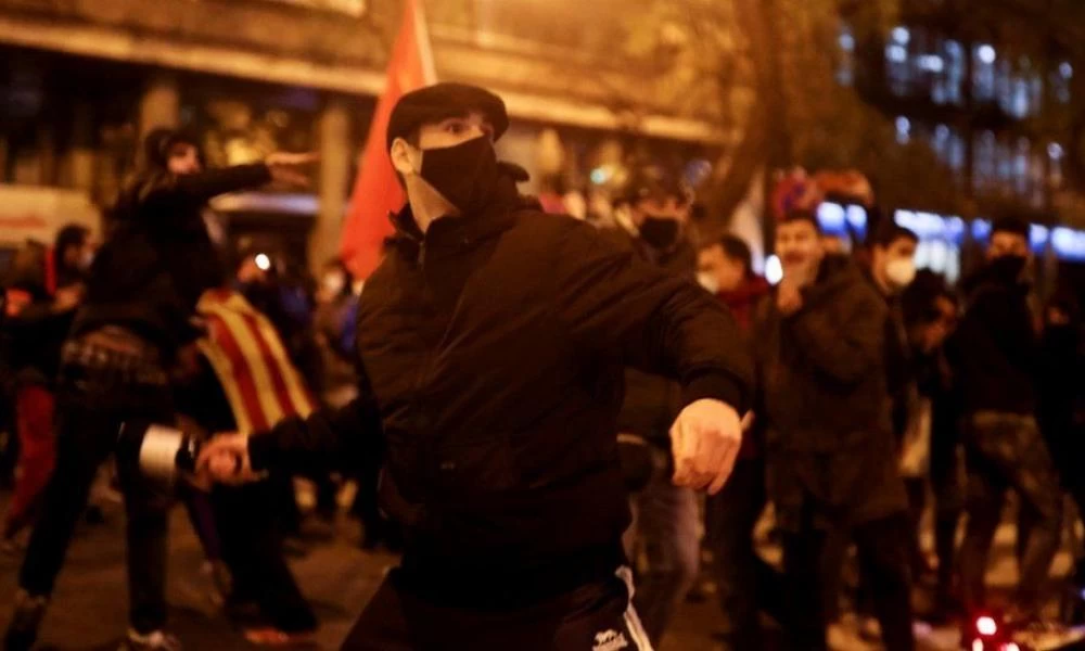 Ισπανία: Σκηνικό «πολέμου» για τη φυλάκιση του ράπερ Πάμπλο Χασέλ